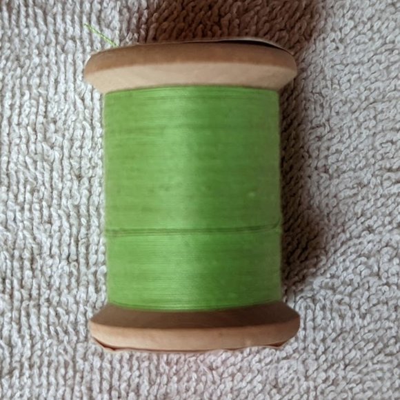 FURTHER REDUCED Vintage Wooden Sewing Spools in Decorative Box c late 1960s - Picture 5 of 13